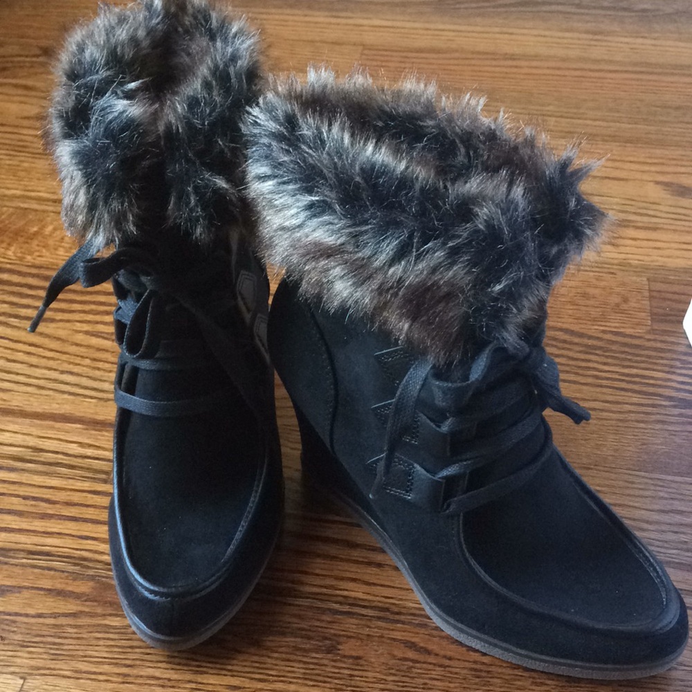 Black fur wedge boots Jaden style